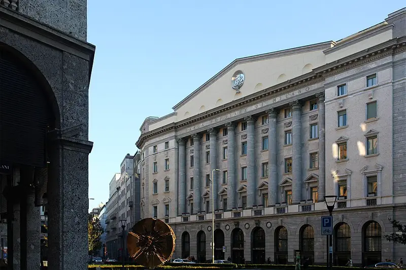 Veduta di tre quarti del Palazzo della Banca Popolare di Milano