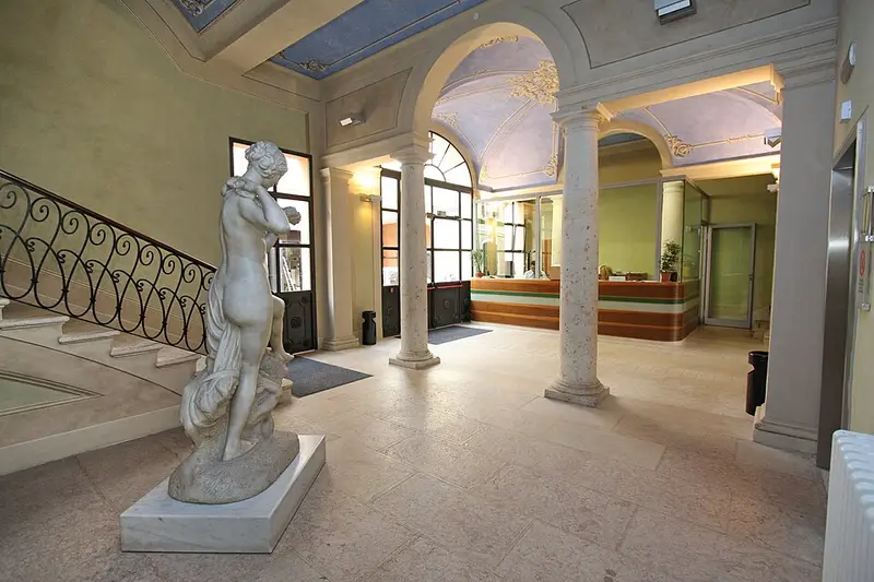 BPER - Statua di donna