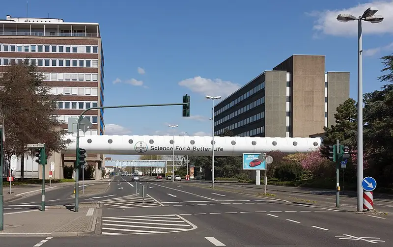 Leverkusen, straatzicht Bayer - Science for a better life foto2 2015-04-18 12.10