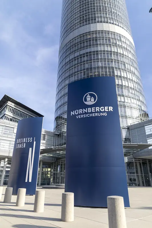 Business Tower mit Pylonen