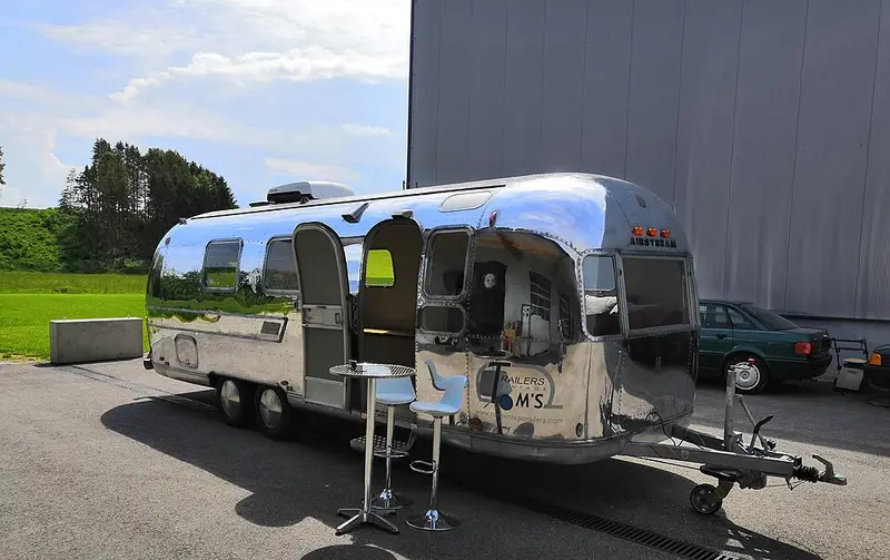 Airstream Mobile Lounge Mieten Vermietung Hochglanz Stehtisch 07