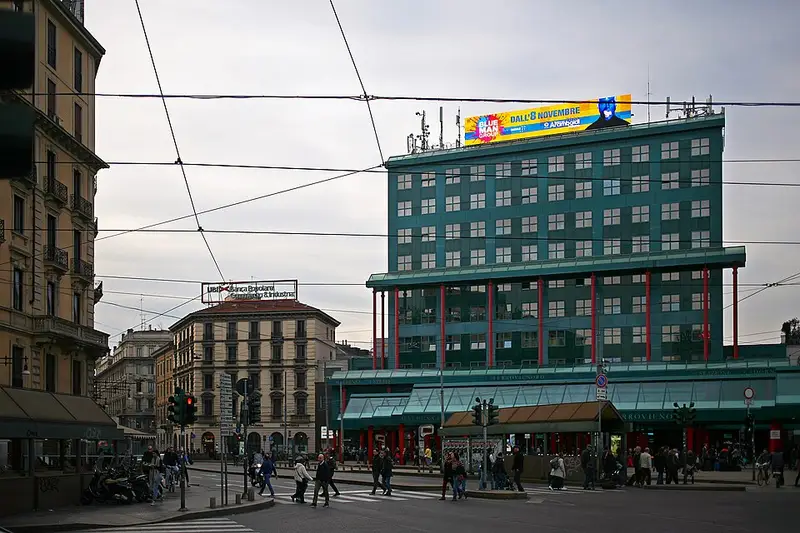 Piazzale Luigi Cadorna con la stazione delle Ferrovie Nord di Milano